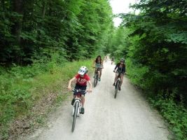 Die Radgruppe auf dem Weg durch den SAUHAG