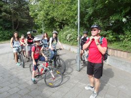 Die Kids von FERMATE treffen sich mit ihren Betreuern vor der Sporthalle