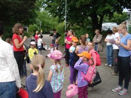 Die Eltern der KLANGSTERNCHEN bringen ihre Kinder kurz vor Mittag zum vereinbarten Treffpunkt