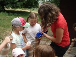Die KLANGSTERNCHEN basteln mit Jana und Lena RAIN-MAKER aus Paketrollen 