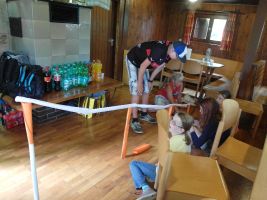 Die Kids von FERMATE fertigen eine Murmelbahn aus Papier ...