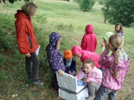 Beim Geländespiel müssen an einer Station Gegenstände in einer Kiste, die abgedeckt ist, ertastet werden