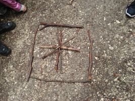 An einer anderen Station müssen die KLANGSTERNCHEN aus gleich langen Ästen ein Bild auf dem Boden auslegen. Für FERMATE wurde die Aufgabe natürlich erschwert ...