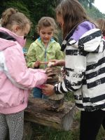 Hier müssen sieben Steine zu einem möglichst hohen Turm gestapelt werden