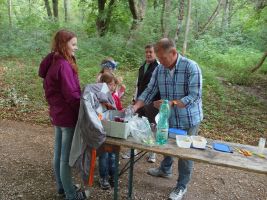 An dieser Spielstation müssen die Kinder verschiedene Speisen und Getränke mit verbundenen Augen erraten