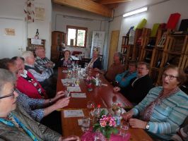 In geselliger Runde wird fröhlich gesungen ...