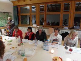 Es wird fleißig gesungen und geschunkelt