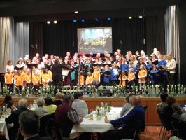 Ein großer Chor mit allen Ensembles beendet den ersten Programmteil