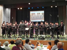 Die Sänger tragen bei ihrem Auftritt einen Zylinder und erinnern damit an die gute alte Zeit ...