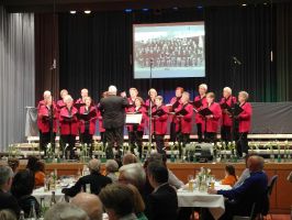 Der Frauenchor hat forsch die Bühne erobert und präsentiert zwei Liedtitel