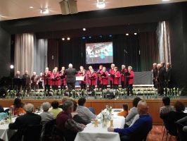 Neugierig und interessiert beobachten die Männer von der Seite aus das Geschehen auf der Bühne ...