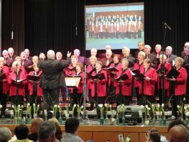 Kurz darauf stellen sich die Männer mit dazu und dann wird gemeinsam gesungen ...