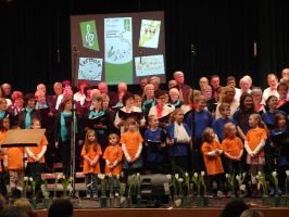 Ein großer Chor mit allen Liederkranz-Ensembles firmiert sich zum Ende des ersten Programmteils