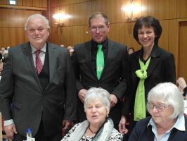 Bürgermeister a. D. Walter Dieterich wird von Dieter Waller und Bettina Hornek geehrt 