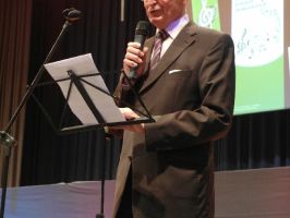 Udo Goldmann, Präsident des Chorverbands Karl Pfaff hält ein Grußwort