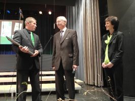 Dieter Waller erhält stellvertretend für den Verein eine Ehrenurkunde vom Deutschen Chorverband ...