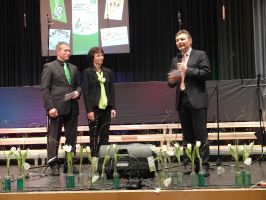 Bürgermeister Peter Jahn richtet von Seiten der Gemeinde ein Grußwort an die Festgäste und überreicht ein Jubiläumsgeschenk an die beiden Vorsitzenden