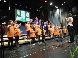 Kinder- und Jugendchor singen gemeinsam