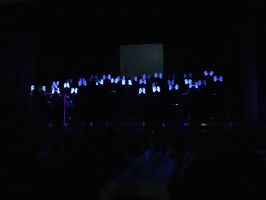 Die Stimmgabel startet im zweiten Programmteil mit einem Schwarzlichtauftritt 