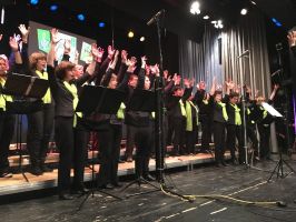 Die Sängerinnen und Sänger unterhalten mit einem bunten Gesangsprogramm