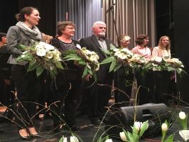 Schlussbild mit Pianistin Leila Walter sowie den Chorleitern Erika Wagner, Gerhard Werz, Marion Weiß, Jana Holzäpfel und Lena Mezger