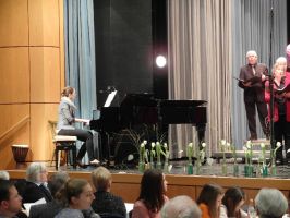 Leila Walter begleitet die Ensembles souverän und einfühlsam auf dem Flügel