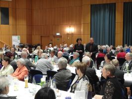 Das Vorstandsduo Dieter Waller und Bettina Hornek begrüßt die Gäste im Saal ...