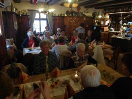 Der Gastraum ist gemütlich im Schwarzwaldstil eingerichtet und alle lassen sich das leckere Essen schmecken