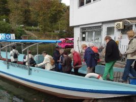 Am Rheinfall angekommen besteigen die Damen das Boot und starten zu einer Rundfahrt