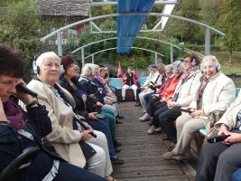 Über Kopfhörer werden interessante Informationen vermittelt