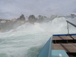 Mit dem Boot geht es direkt bis vor den Felsen - ein beeindruckender Anblick
