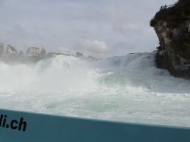Tosend und schäumend stürzt das Wasser in die Tiefe