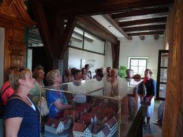 Im Innern des Rathauses erfahren die Damen viel Interessantes