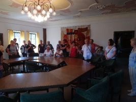 Im kleinen Sitzungssaal des Rathauses erklärt Stadtführerin Katrin Held die Darstellungen auf der vertäfelten Holzwand