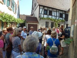 Hier stehen die Damen vor einem der zahlreichen alten Backhäusle in Besigheim