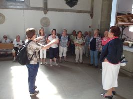 Spontan stimmt Vizechorleiterin Christine Wellner einen Kanon an