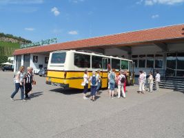 Vor der Felsengartenkellerei in Hessigheim startet die Weinberg-Rundfahrt
