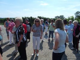 Beim ersten Halt - die Gläser für die Weinprobe werden ausgeteilt