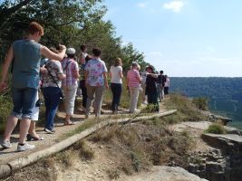 Heidi Nägele schenkt einen leckeren Trollinger aus