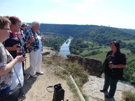 In luftiger Höhe erklärt Heidi Nägele wo die Trollinger-Traube angebaut wird