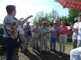 Christine Wellner stimmt mit ihren Sängerinnen nochmal ein Lied an