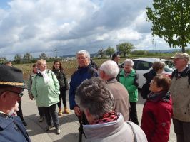 Wanderführer Albert Bock erläutert die Streckenführung