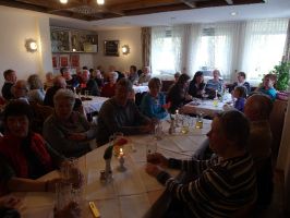 Mit fast 40 Teilnehmern ist das Nebenzimmer im Waldheim voll besetzt ...