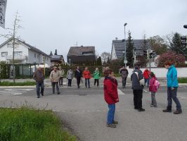 Nach der Mittagspause marschiert die Wandergruppe von Ruit in Richtung Scharnhauser Park