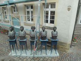 Bronzeskulptur vor dem Rathaus Güglingen - EINIGKEIT MACHT STARK - PERSIL BLEIBT PERSIL 