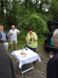 Regine Sommerfeld lässt von Weinen der Region kosten und gibt fachkundige Hinweise