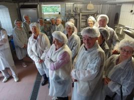 Bei der Führung durch die Käserei hatten die Teilnehmer viel Spaß ...