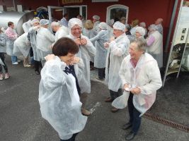 Vor Beginn der Führung muss jeder einen Kittel und eine Haube aus Vlies anziehen. Klar, dass dies zur allgemeinen Belustigung beiträgt ...