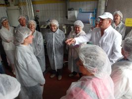 Mit seinen lustigen Sprüchen bringt der Käsermeister die Gruppe immer wieder herzhaft zum Lachen ...