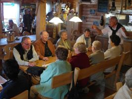 Kurze Pause im Sennerstüble - Werner Niepel stimmt spontan ein Lied an ...